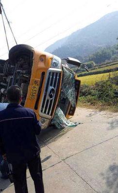 最新校车事故视频,紧急救援行动展开